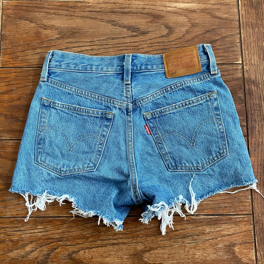 501 Levi’s premium Distressed Medium Wash Size 24”